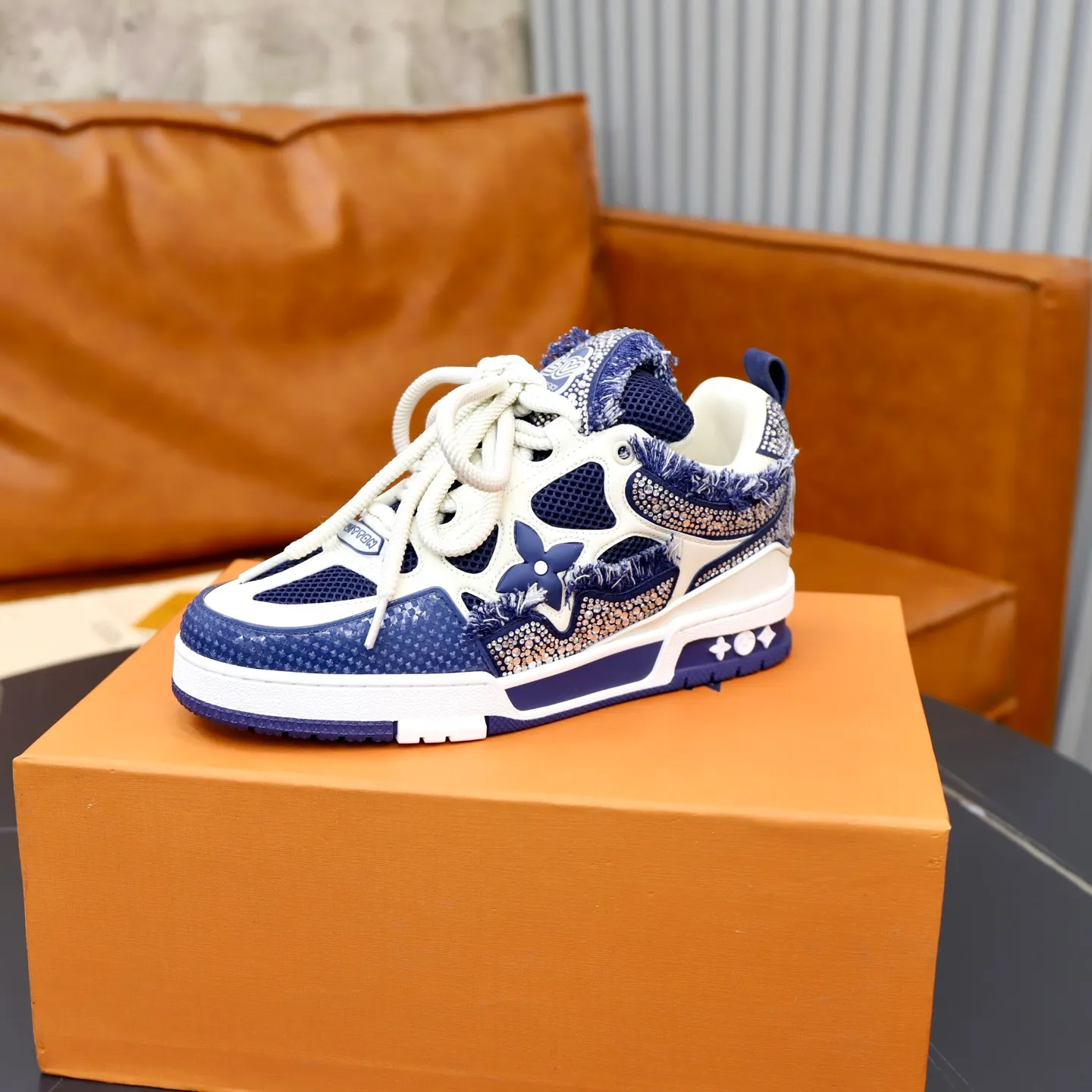 Ex-factory price: 860💰LV Couple👫Louis Vuitton TRAINER sneakers classic Louis Vuitton men's artistic director Virgil Abloh picked inspiration to create this LV Trainer sneaker. Yingze crystal inlays present a colorful effect. VS can be matched with two gorgeous effect colors. The LV letter logo badge on the tongue is gorgeous and noble. The LV letter is decorated on the side. The outsole is decorated with a Monogram flower pattern. It shows the trend of elegance and nobility! Men's and women's models: 35-46